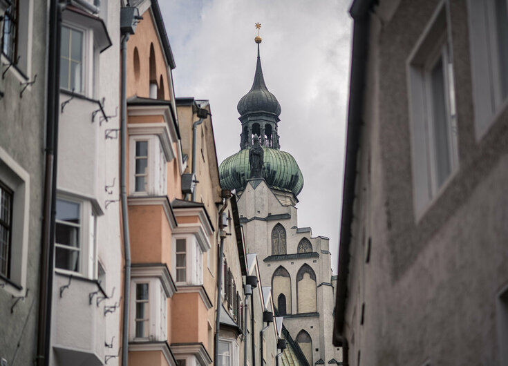 Altstadt von Hall Die Altstadt von Hall mit der Kirche