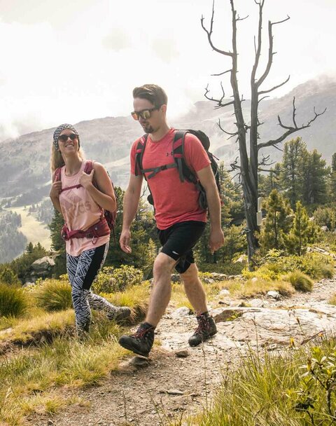 Wandern auf dem Zirbenweg Wanderer auf dem Zirbenweg